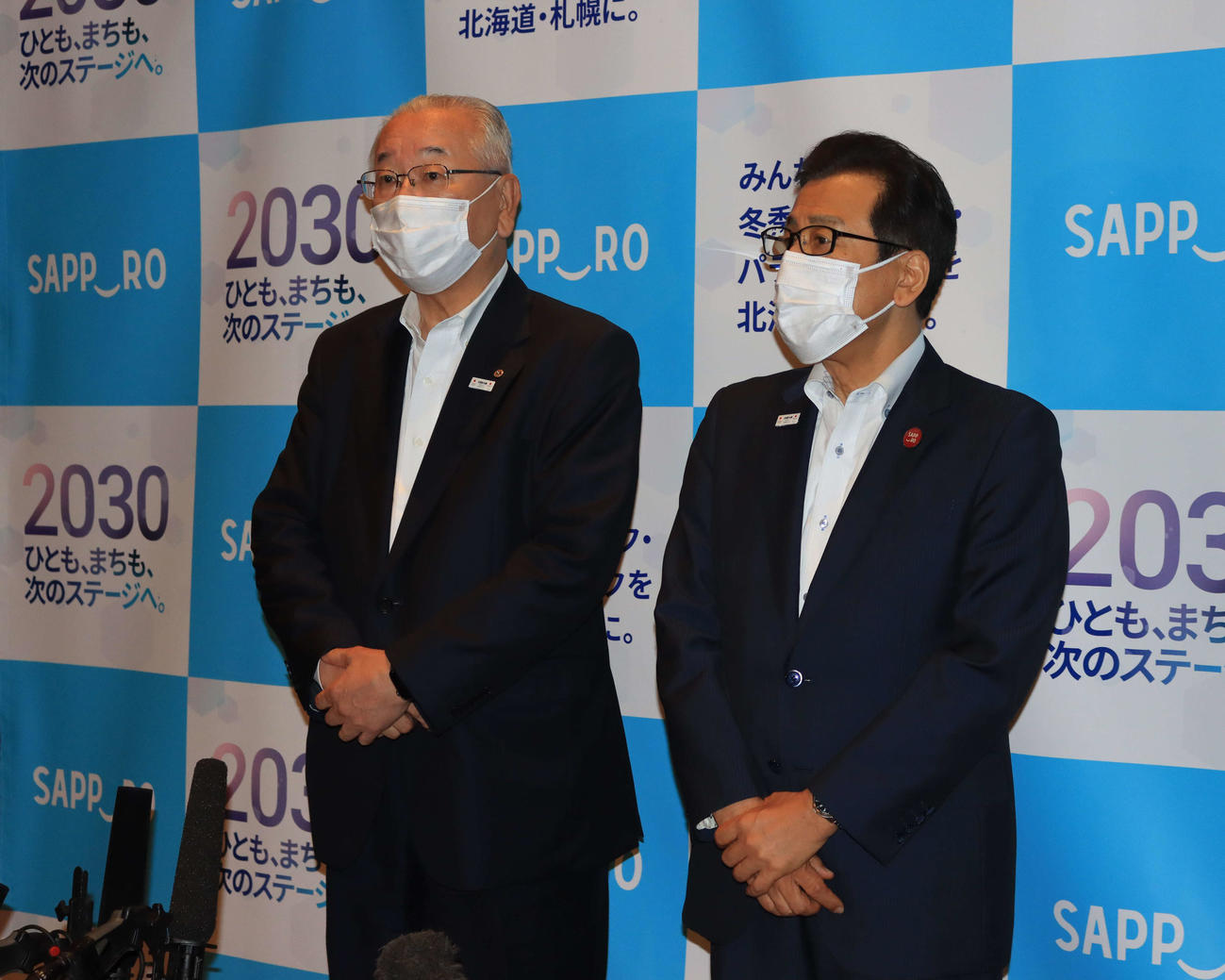 北海道・札幌2030オリンピック・パラリンピックプロモーション委員会の第3回会議後、取材に応じる岩田会長（左）と秋元札幌市長（撮影・保坂果那）