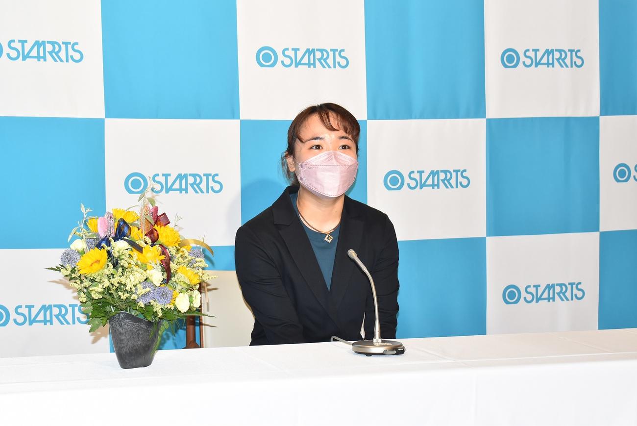 Tリーグの日本生命入りを表明した伊藤（スターツ提供）