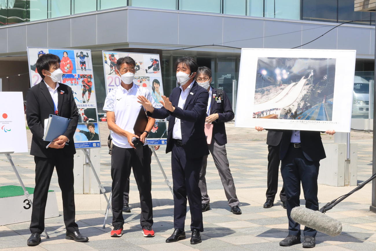 北海道・札幌2030オリンピック・パラリンピックプロモーション委員会の大倉山ジャンプ競技場視察で説明する原田委員（右）。中央は札幌オリンピックミュージアム阿部名誉館長（撮影・保坂果那）