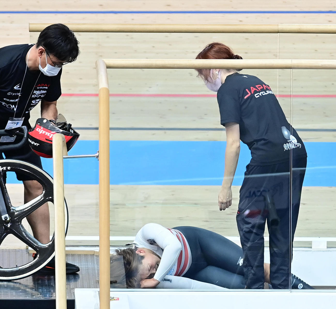 女子スプリント決勝を3回戦で制し疲労困憊（こんぱい）のあまりバンクにへたり込む梅川（撮影・小沢裕）