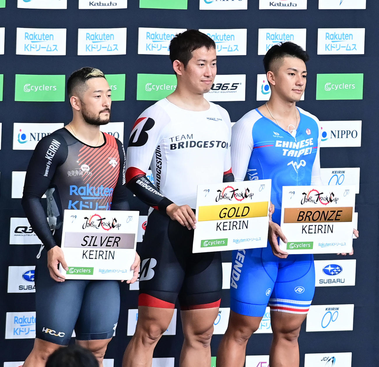 男子ケイリンの表彰式に臨む、左から2位の松井、優勝した脇本、3位のカォン・シーファン（撮影・小沢裕）