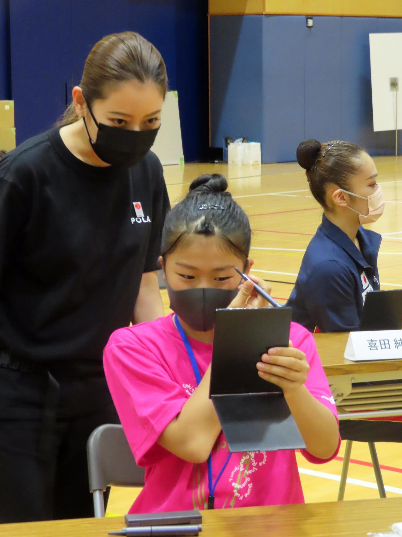 ジュニア選手にメークの指導をするフェアリージャパン美容コーチ
