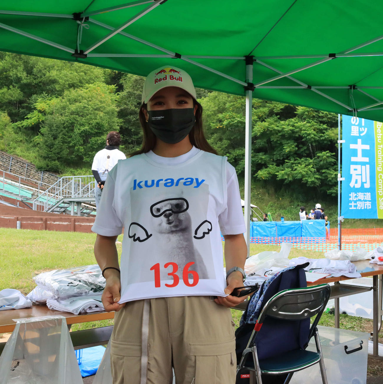自身がデザインを手掛けたビブスを披露する高梨（撮影・保坂果那）