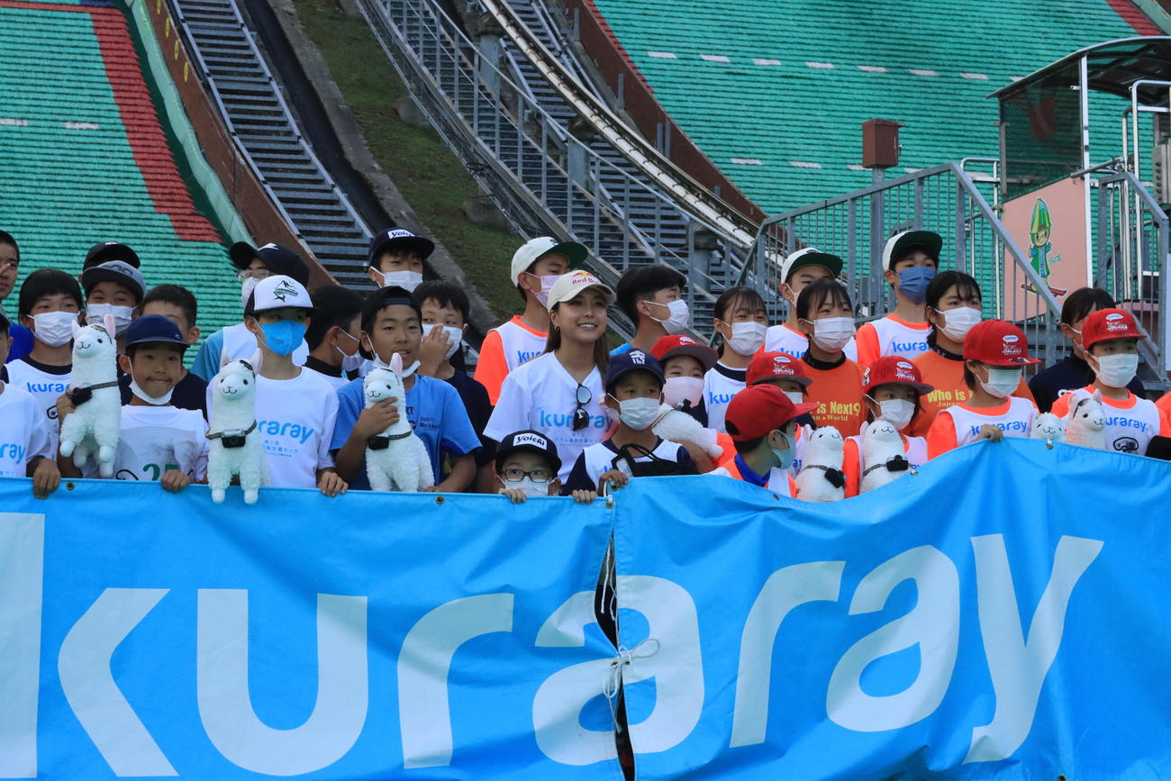 ジュニアの選手との集合写真に参加する高梨（2列目中央）（撮影・保坂果那）