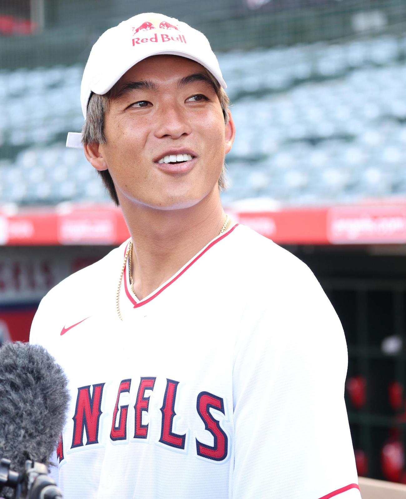 エンゼルス対レンジャーズ　球場を訪れるプロサーファーの五十嵐（撮影・狩俣裕三）