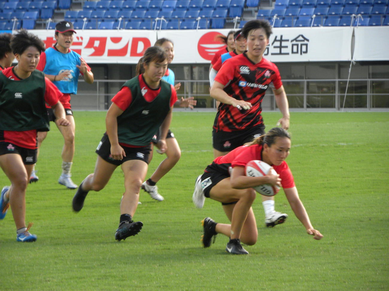 南アフリカとのテストマッチに向けて前日調整を行う女子15人制日本代表「サクラフィフティーン」（撮影・松本航）
