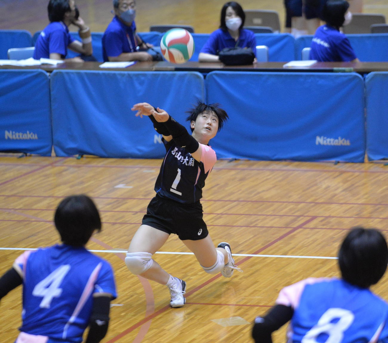 第2S、首里のスパイクをレシーブする郡山女大付・佐藤凜