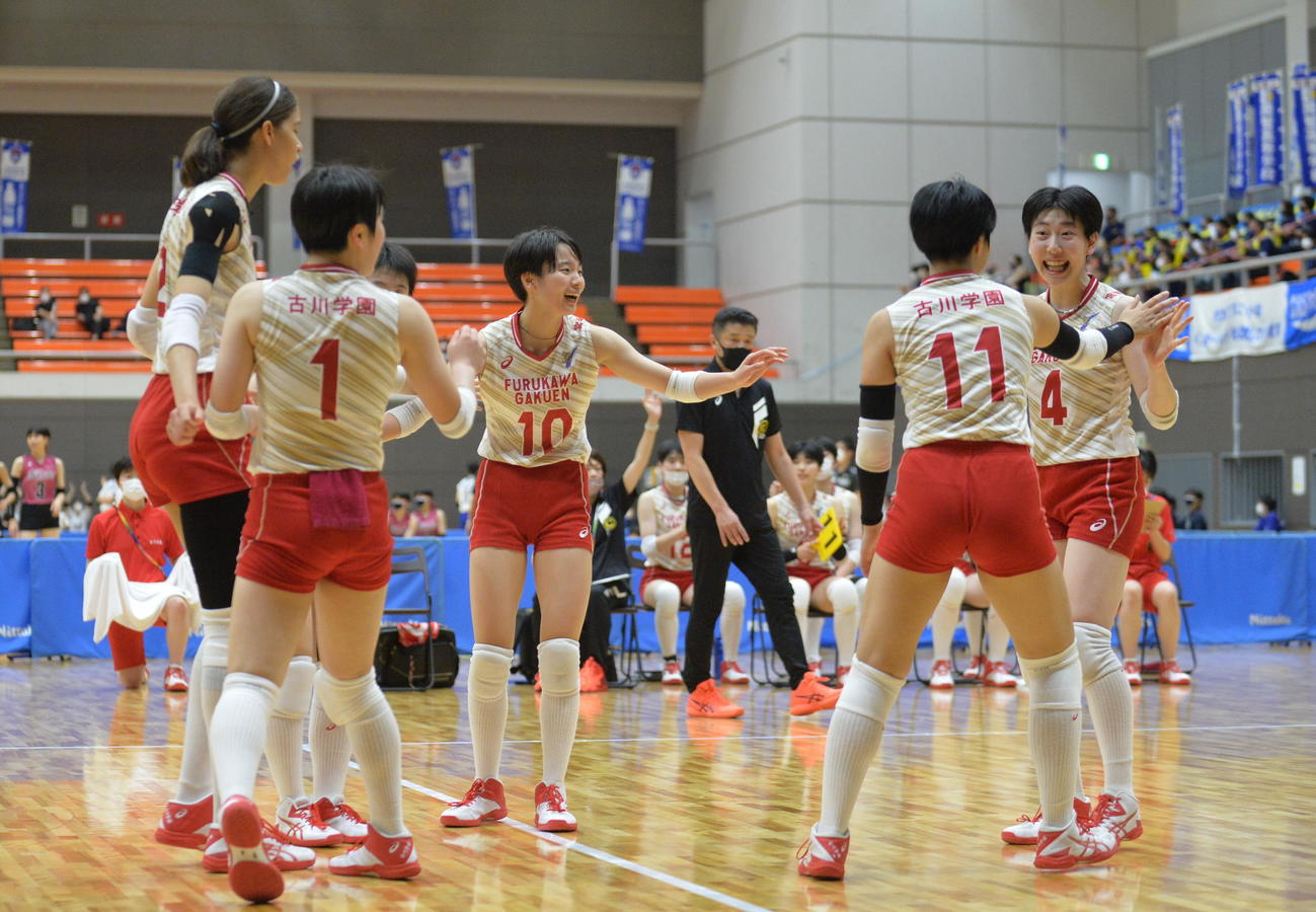 第2S、得点を決め喜ぶ古川学園の選手たち（撮影・濱本神威）