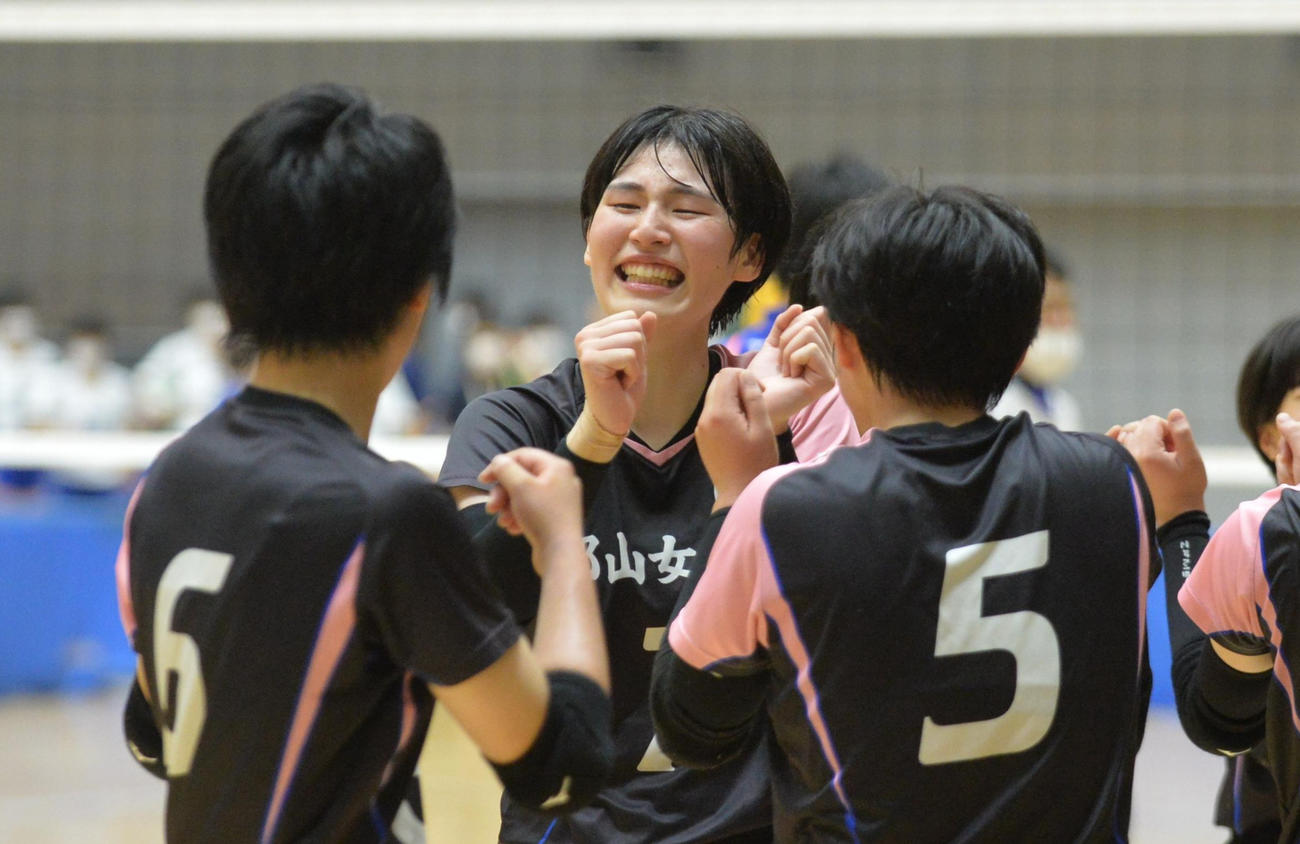 ストレート勝ちで目標の16強入りを果たし、笑顔を見せる郡山女大付・浅利（中央）（撮影・濱本神威）