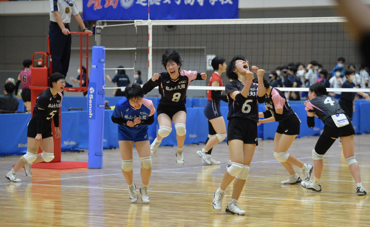 ストレート勝ちで目標の16強入りを果たし、歓喜する郡山女大付の選手たち（撮影・濱本神威）