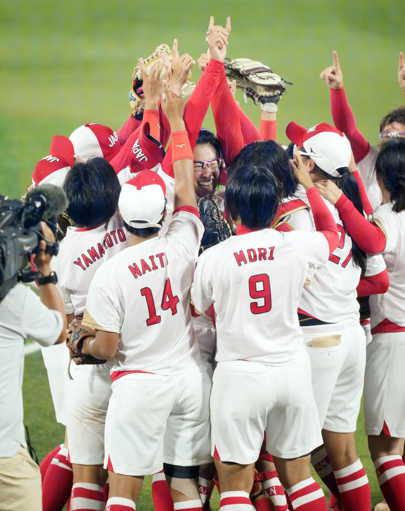 2020年東京五輪　日本対米国　米国に勝利し優勝を決め、ナインと喜びを爆発させる上野（中央）（2021年7月27日撮影）