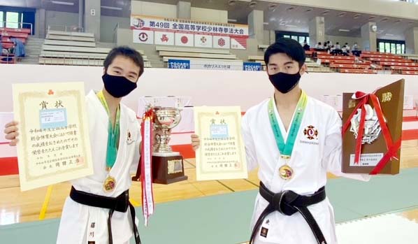 男子組演武で優勝した富良野の（左から）藤川、東（同校少林寺拳法部提供）