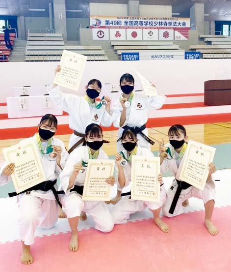 女子団体演武で準優勝した富良野の選手たち（同校少林寺拳法部提供）