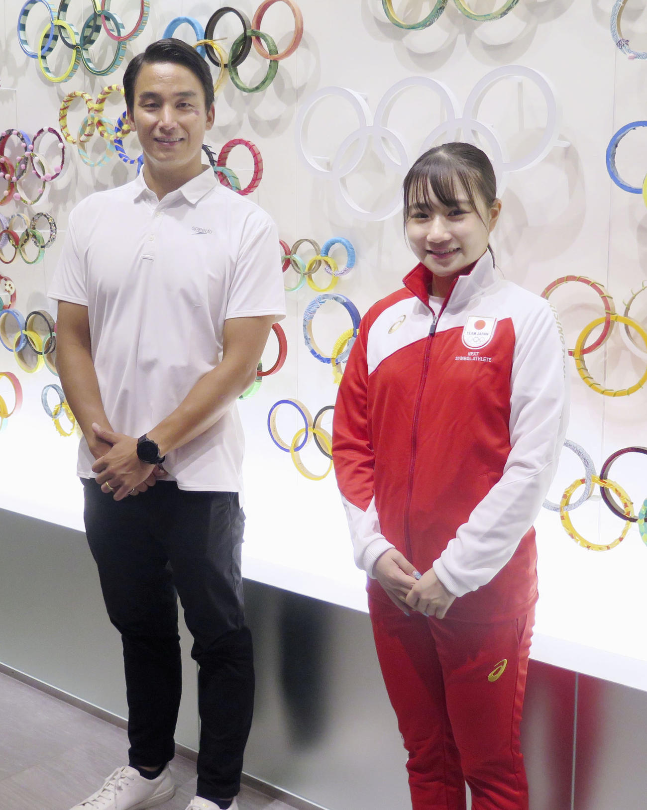 東京都内でイベントに参加後、取材に応じるフィギュアスケート女子の河辺愛菜（右）と松田丈志氏（共同）