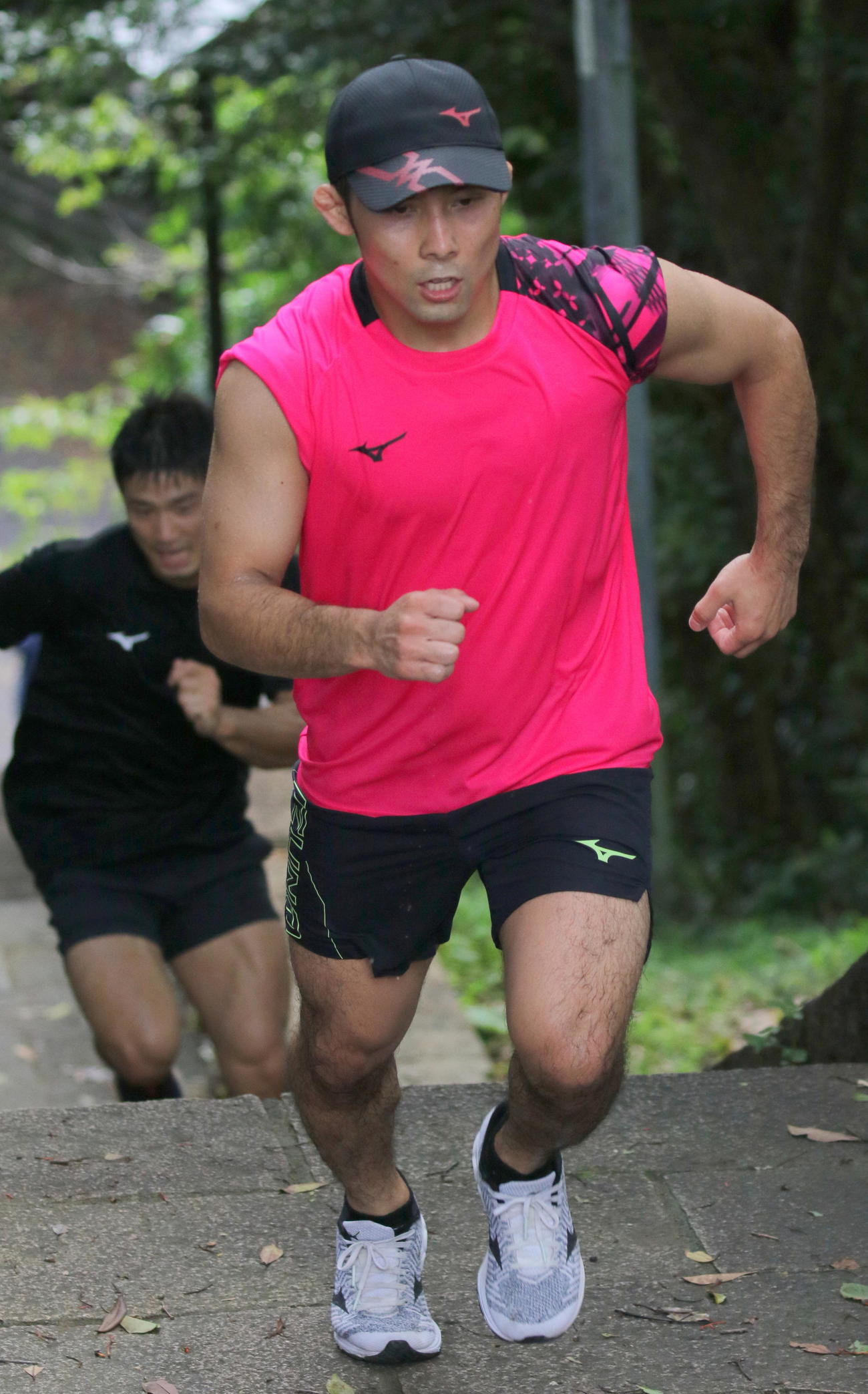 柔道全日本男子の宮崎・延岡合宿で階段ダッシュに取り組む60キロ級の高藤（撮影・木下淳）