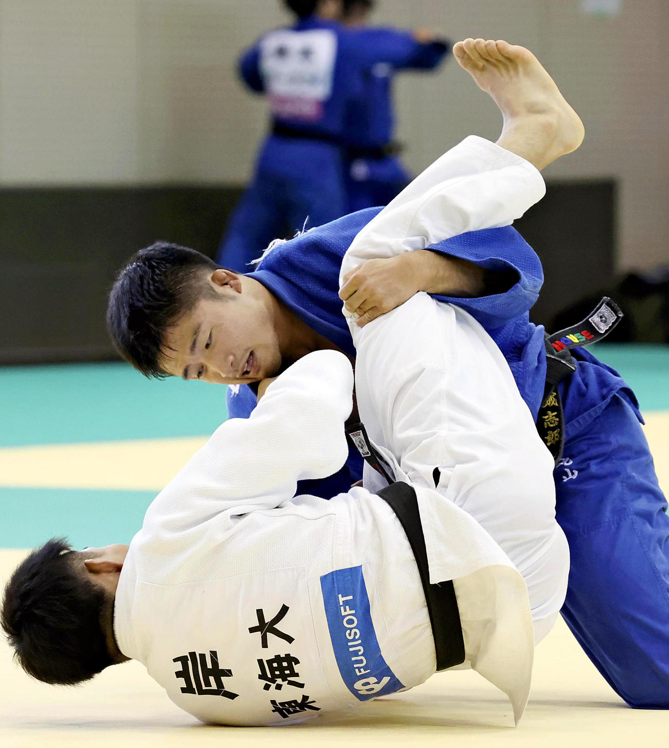 柔道男子の強化合宿で調整する丸山城志郎