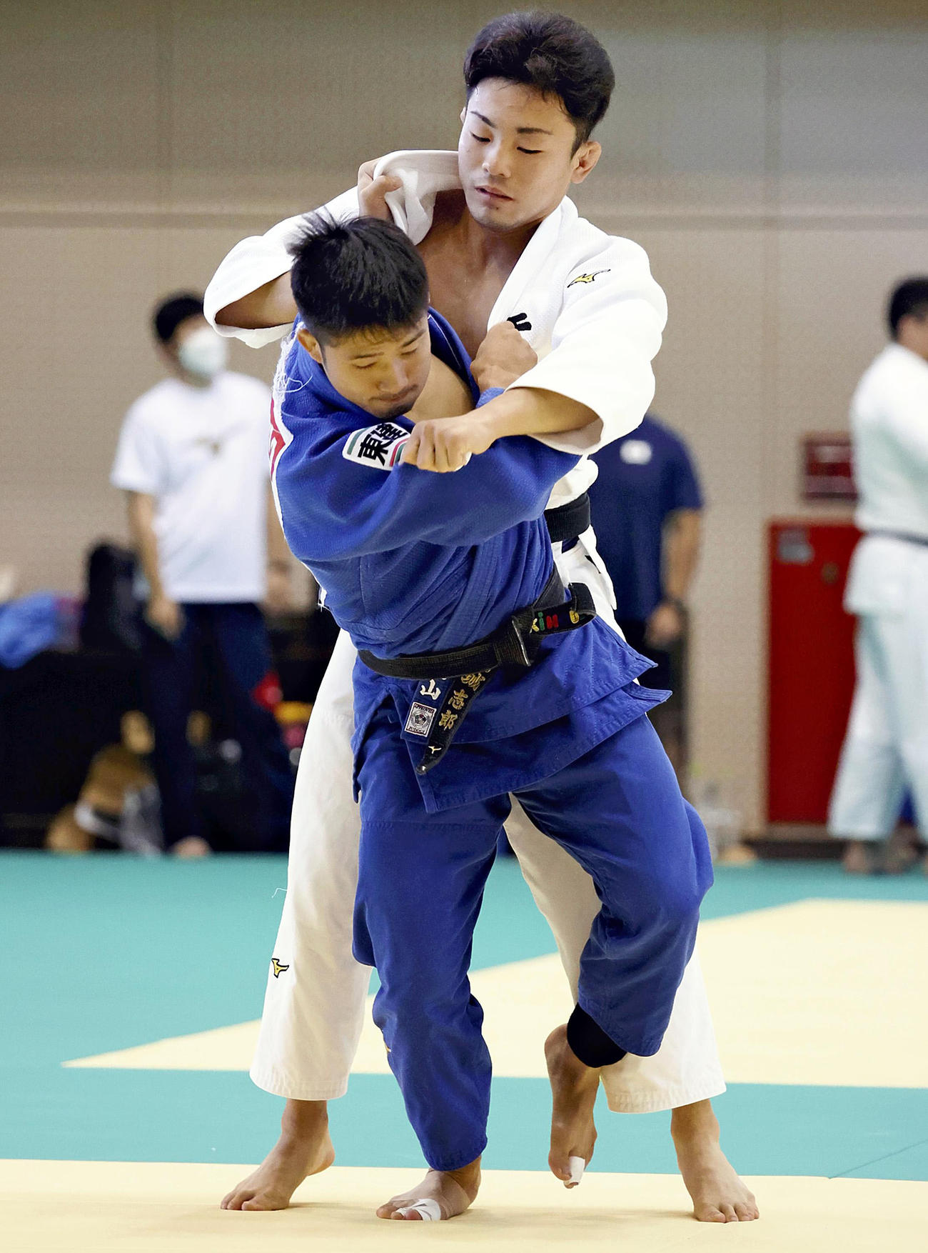 柔道男子の強化合宿で調整する丸山城志郎（手前）