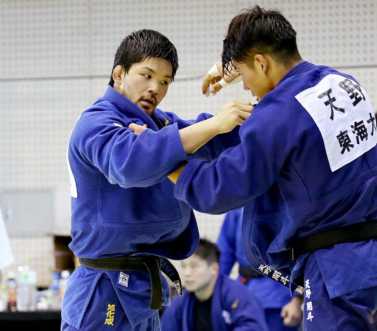 柔道男子の合宿に参加した大野将平（左）