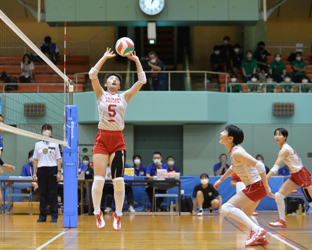 トスを上げる古川学園・熊谷（8月1日撮影）