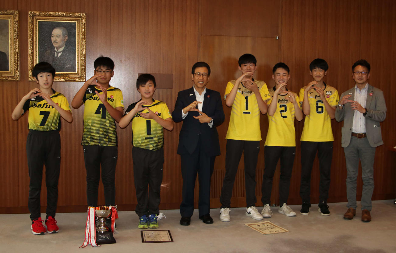 札幌市の秋元市長（左から4人目）を表敬訪問し、記念撮影に応じるサフィルヴァ北海道ジュニア男子チームの選手たち。左からU12松井、元沢、小山主将、1人おいてU15須藤主将、橋本、高津戸、辻井監督（撮影・山崎純一）