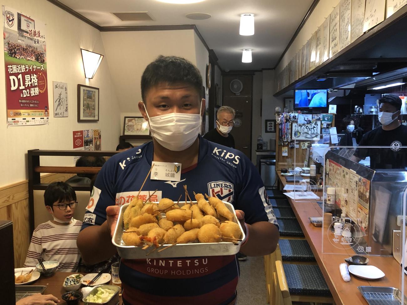 東大阪市の串かつ「ちとせ」で1日店員をした花園の李城■（■は金ヘンに庸）