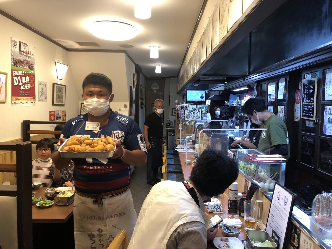 東大阪市の串かつ「ちとせ」で1日店員をした花園の李城■（■は金ヘンに庸）