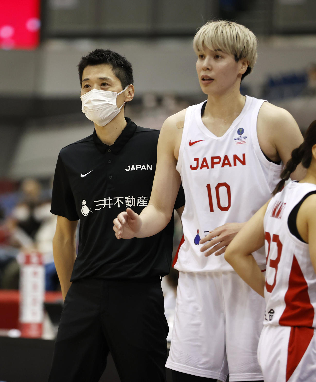 女子日本代表の恩塚亨監督と渡嘉敷来夢（2022年2月10日撮影）