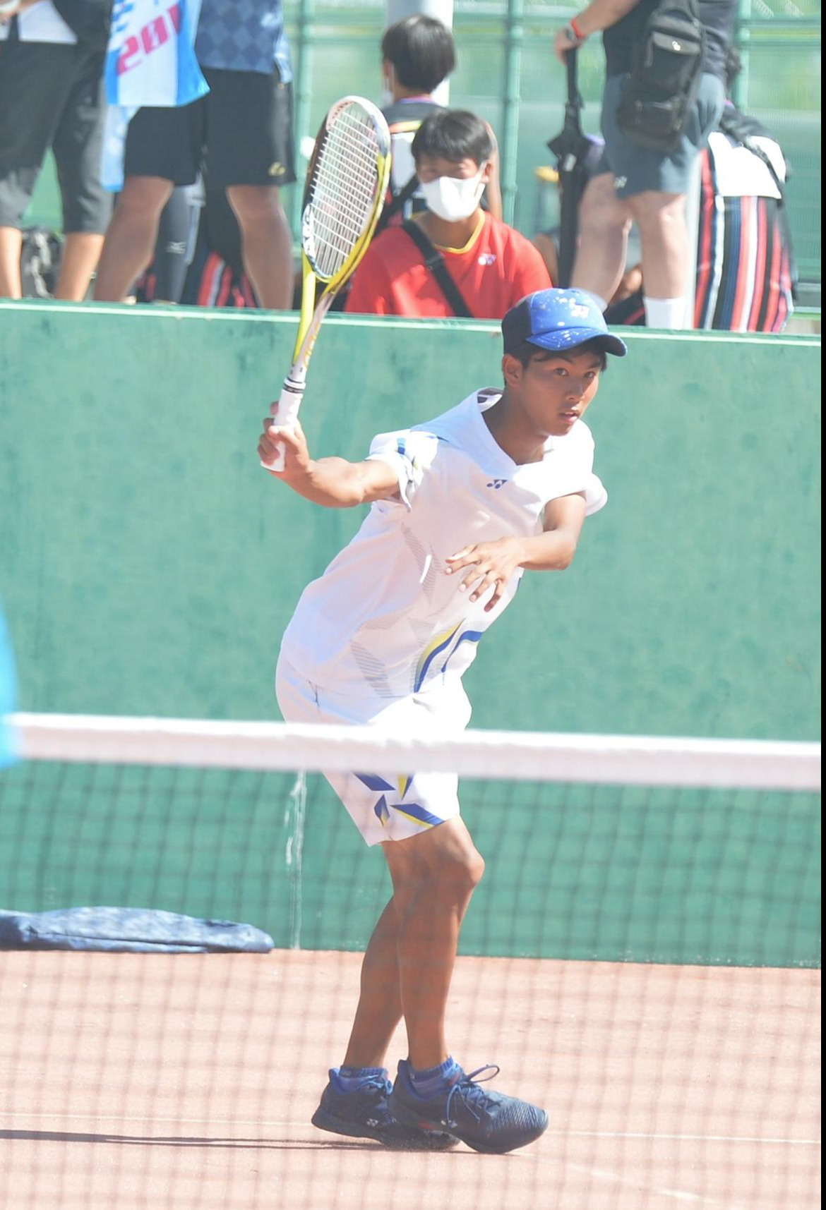 バックハンドショットを放つ秋田北鷹・松岡