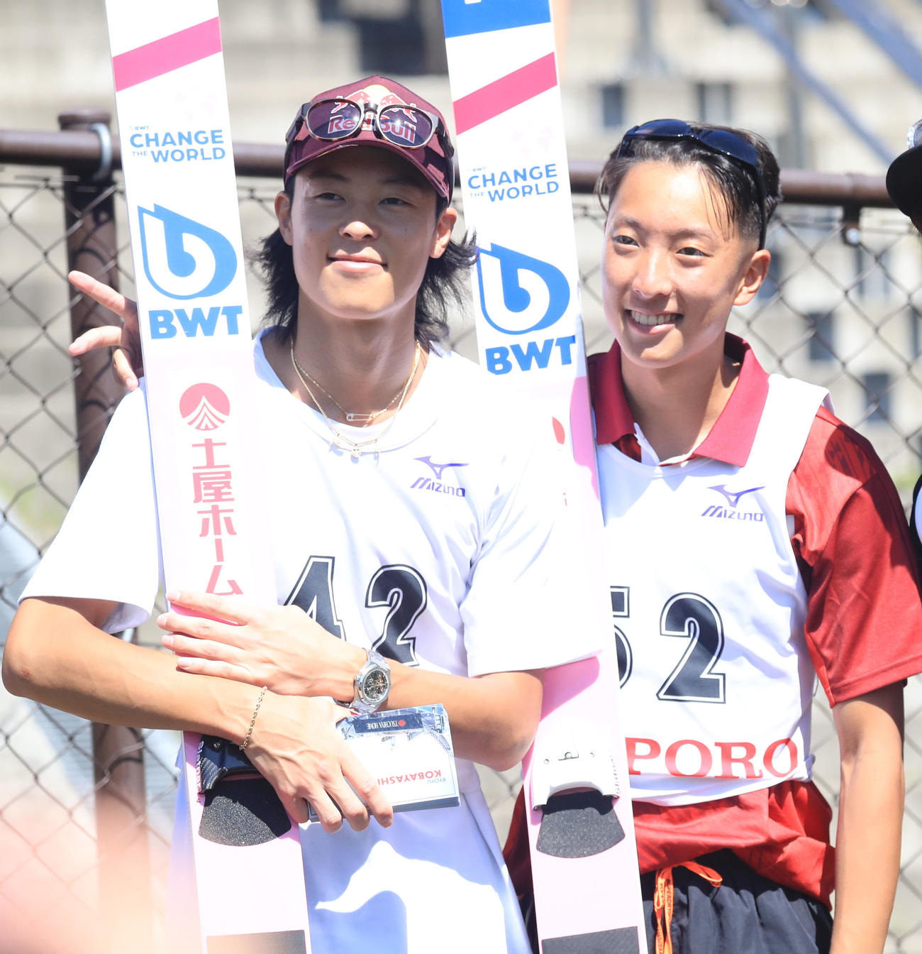 優勝し笑顔で撮影に応じる小林陵（左）と弟の龍尚（撮影・佐藤翔太）