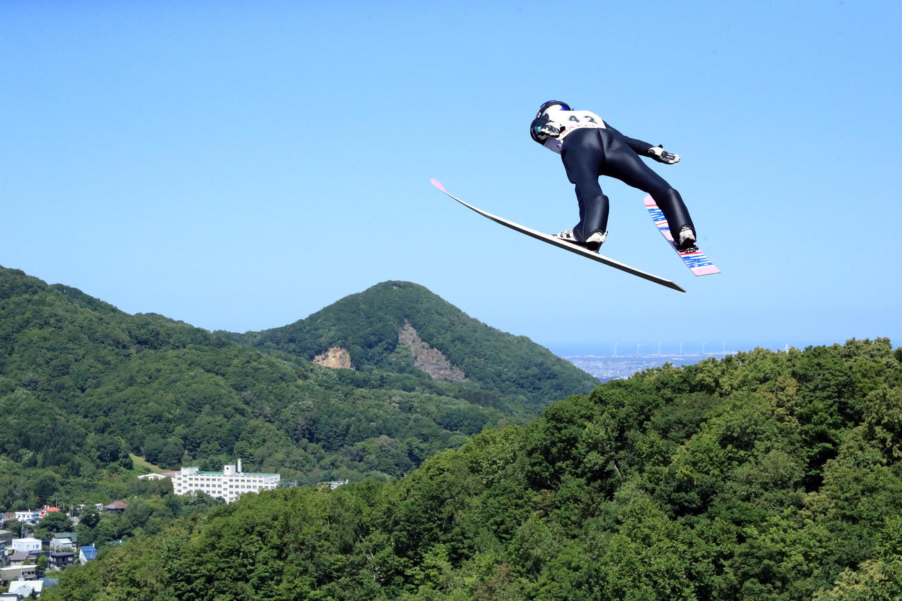 1回目、101・5メートルを飛ぶ小林陵（撮影・佐藤翔太）
