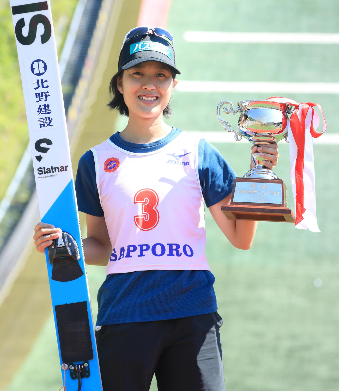 優勝し笑顔で撮影に応じる丸山（撮影・佐藤翔太）