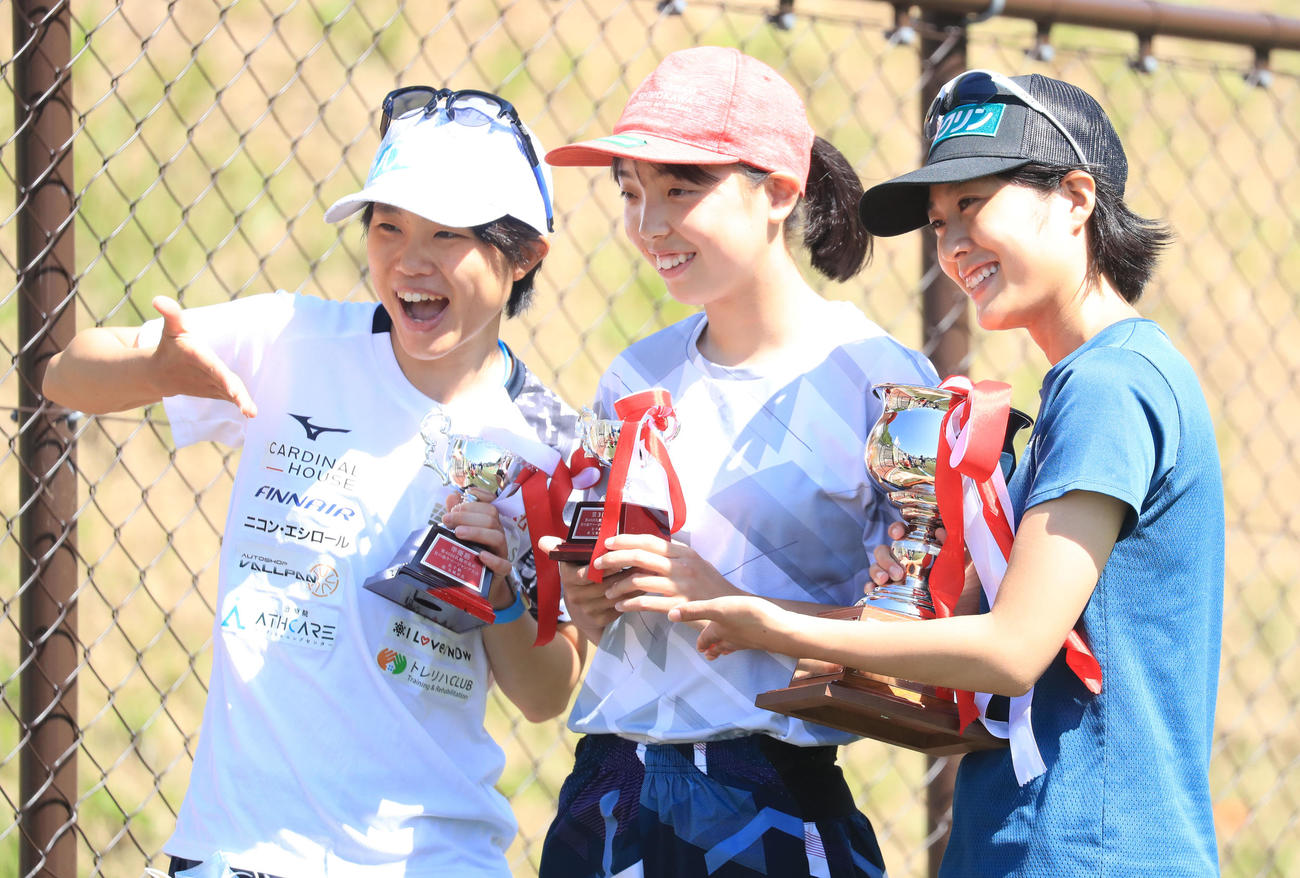 笑顔で記念撮影をする左から2位伊藤、3位岩崎、1位丸山（撮影・佐藤翔太）