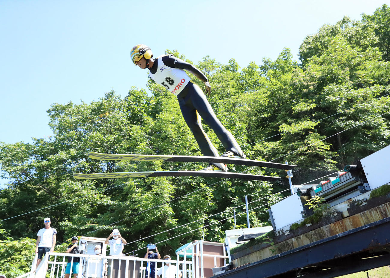 1回目、85メートルを飛ぶ葛西（撮影・佐藤翔太）