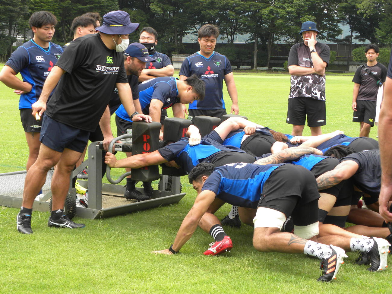 公開練習でスクラムを組む相模原のFW陣（撮影・松本航）