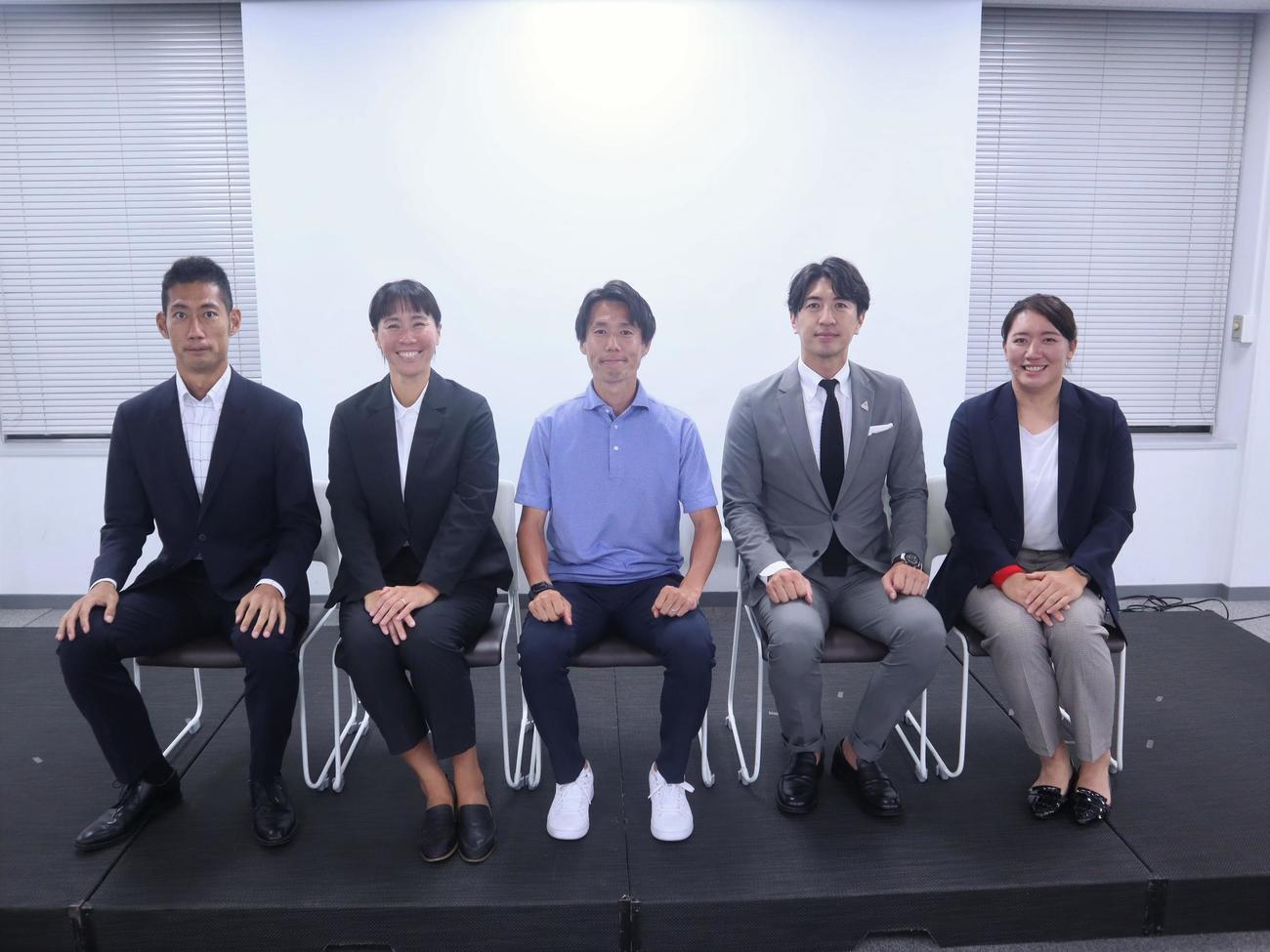 トークイベントに参加した右からラグビー女子日本代表の玉井希絵、スポーツジャーナリストの田中大貴氏、Jリーグ水戸の西村拓朗GM、元女子ビーチバレーボール日本代表の草野歩氏、元サッカー選手の菊池康平氏（パソナグループ提供）