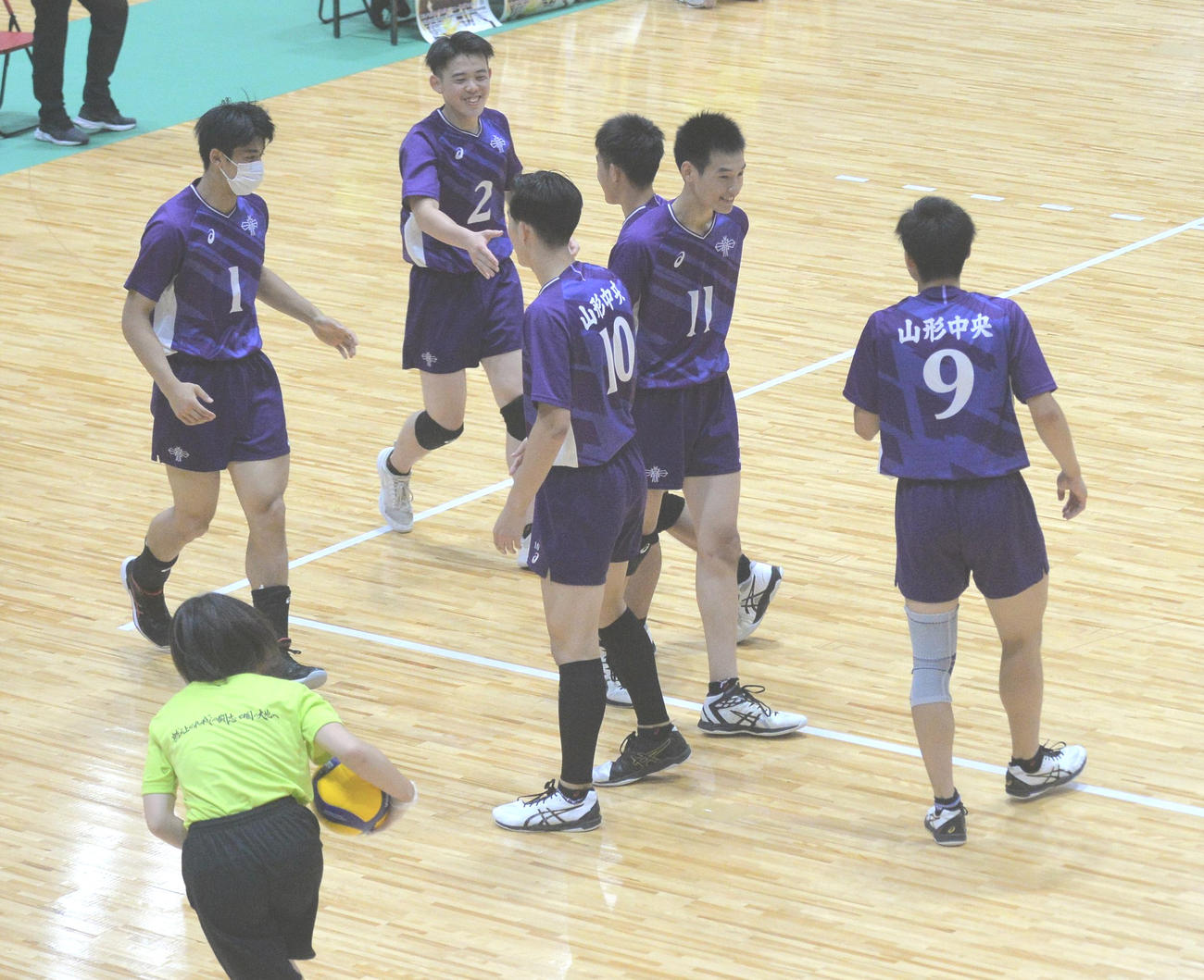 試合に勝利し、笑顔で喜ぶ山形中央