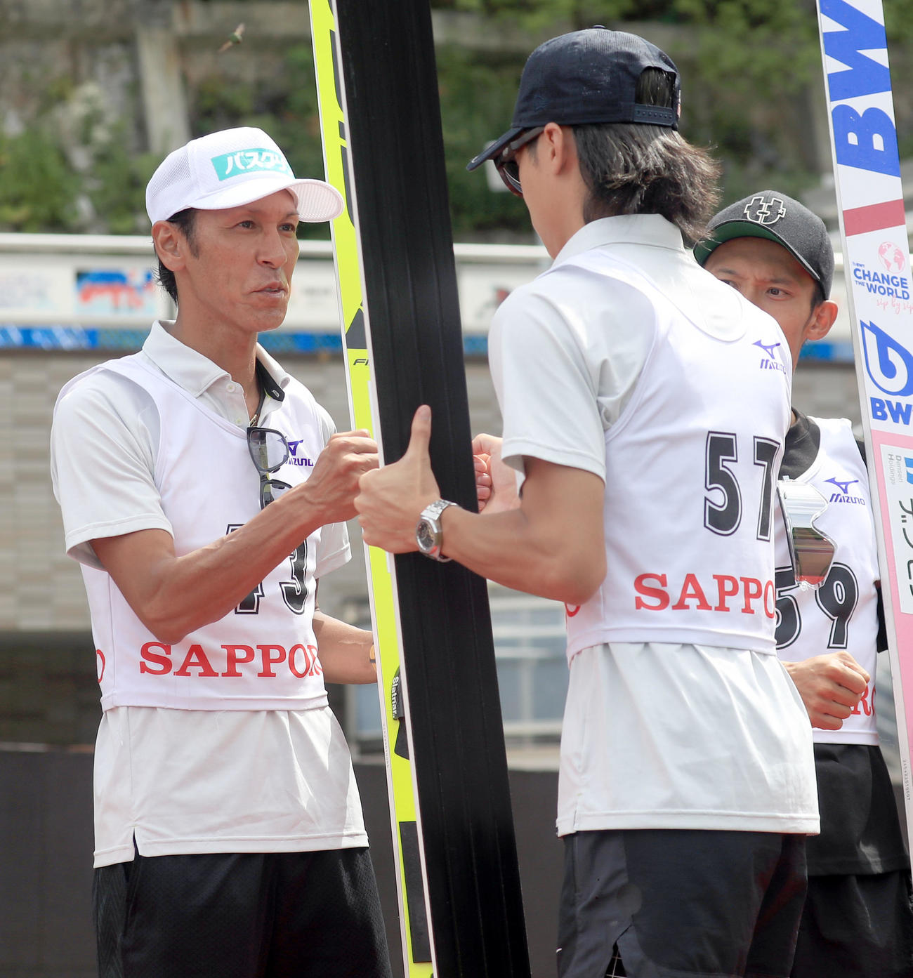 グータッチを交わす5位葛西（左後方）と1位小林陵（撮影・佐藤翔太）