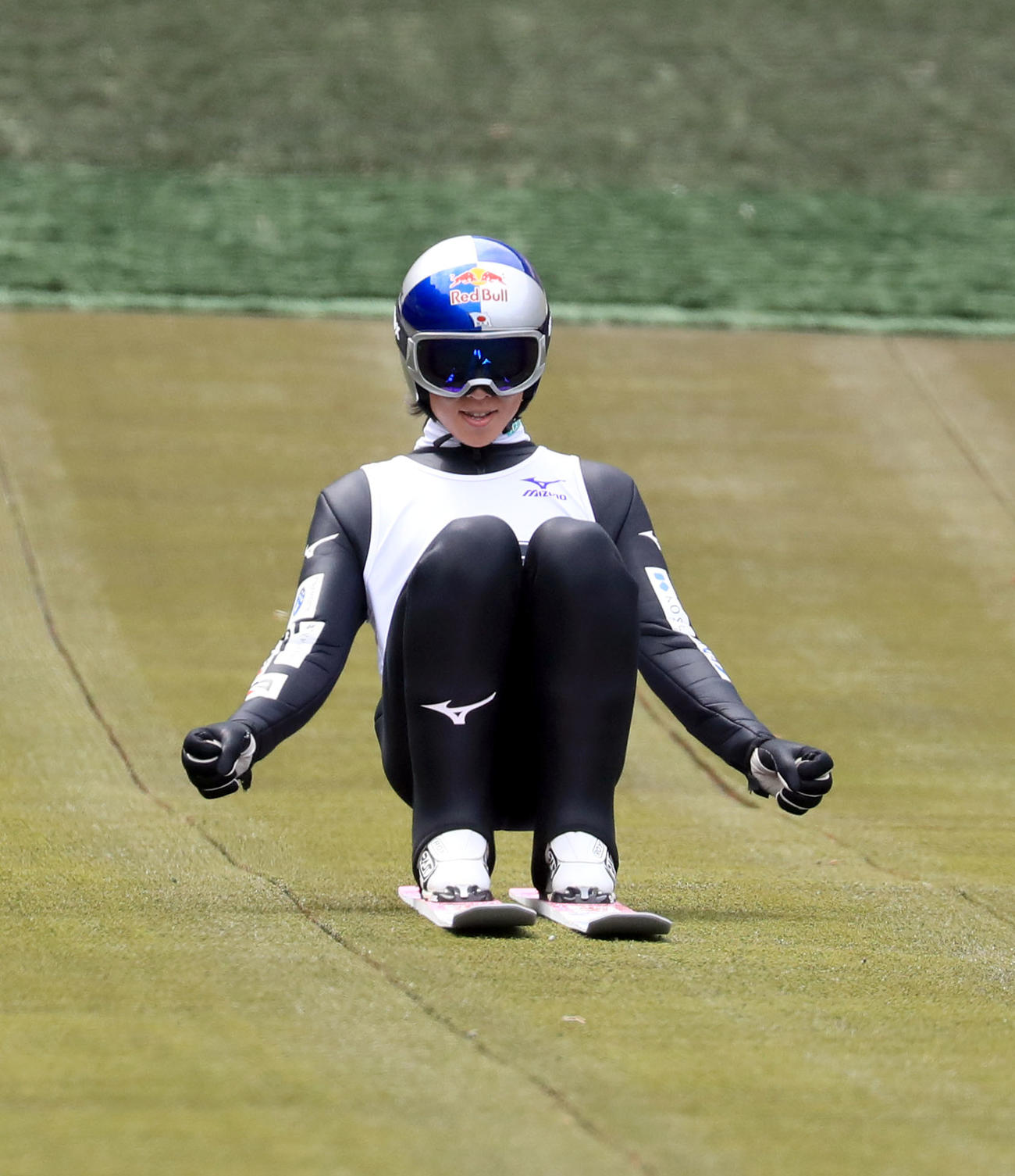 2回目、130メートルを飛びガッツポーズをする小林陵（撮影・佐藤翔太）