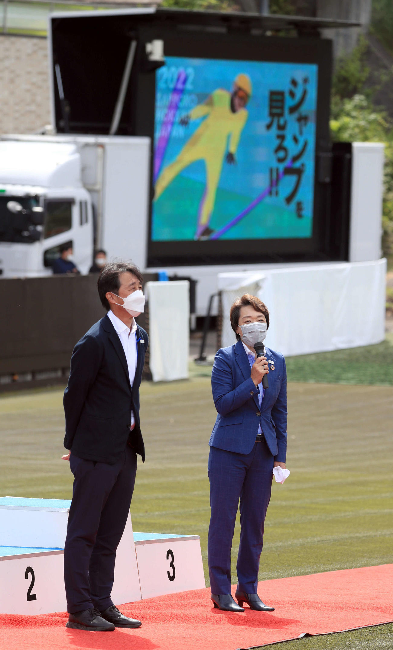 大会を終えあいさつをする東京五輪・パラリンピック組織委員会元会長の橋本参院議員（右）（撮影・佐藤翔太）