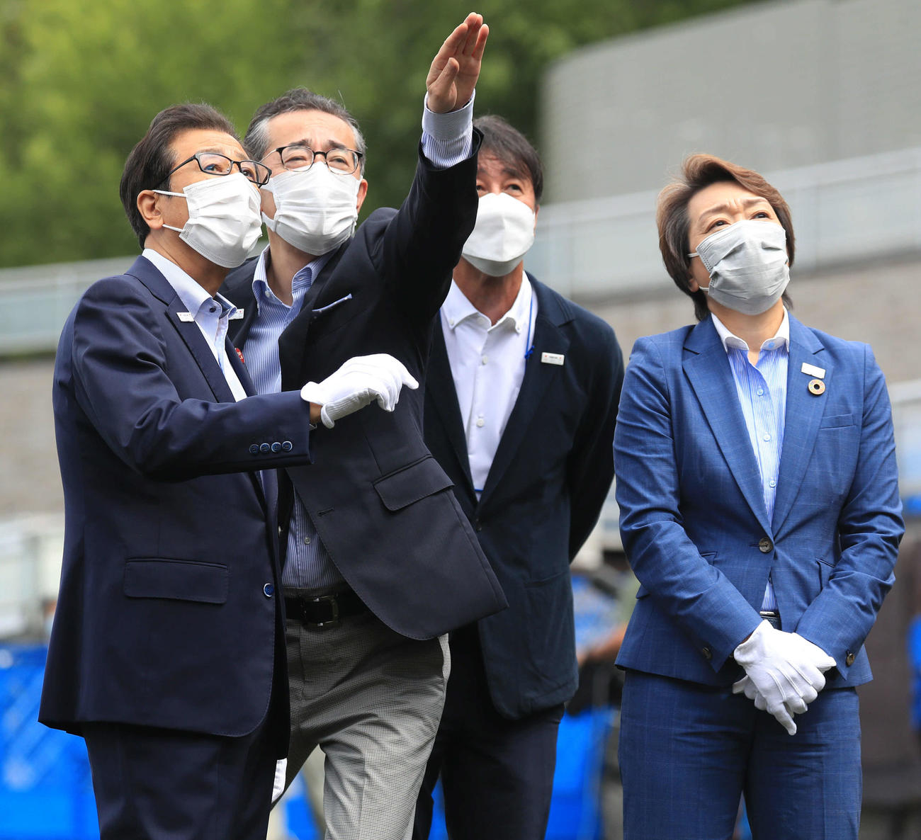 大倉山ジャンプ競技場を視察する秋元札幌市長（左）と東京五輪・パラリンピック組織委員会元会長の橋本参院議員（右）（撮影・佐藤翔太）