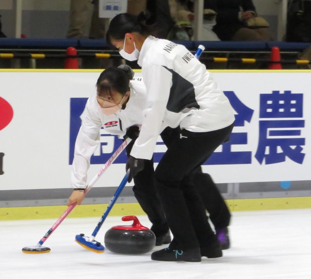 予選ブロックで相手ストーンを狙う、いわてCAの選手たち（撮影・峯岸佑樹）