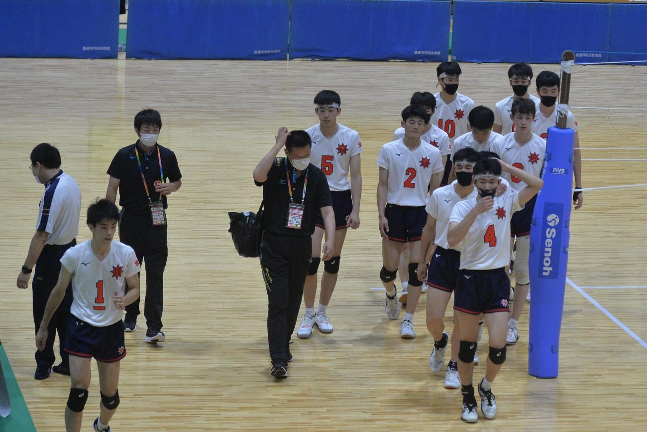 試合に敗れ、肩を落とす東北の選手たち