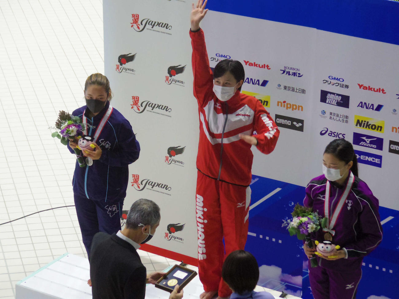 優勝して観客席に手を振る飛び込み女子の馬淵優佳