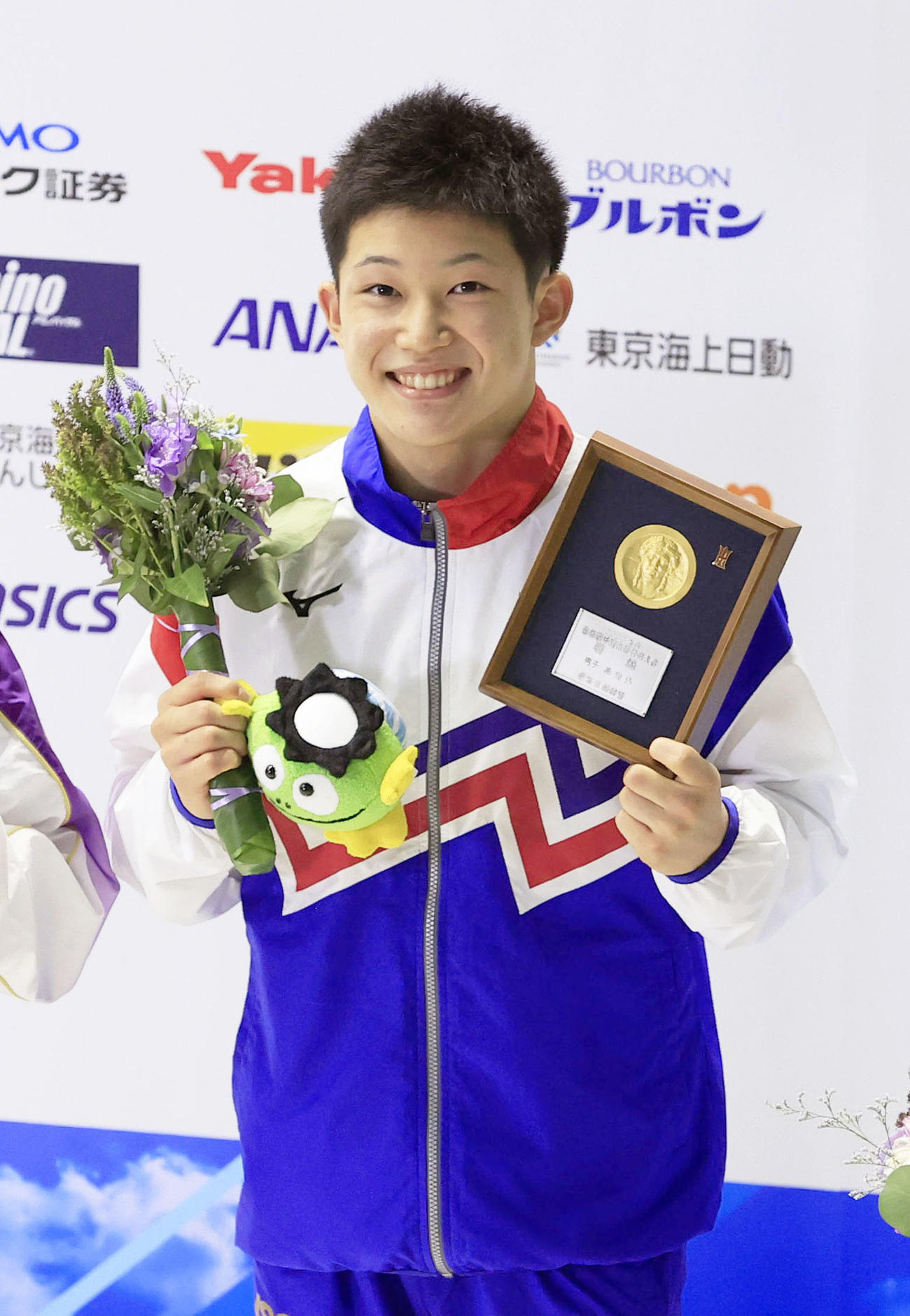 男子高飛び込みで優勝し、表彰式で笑顔の玉井陸斗