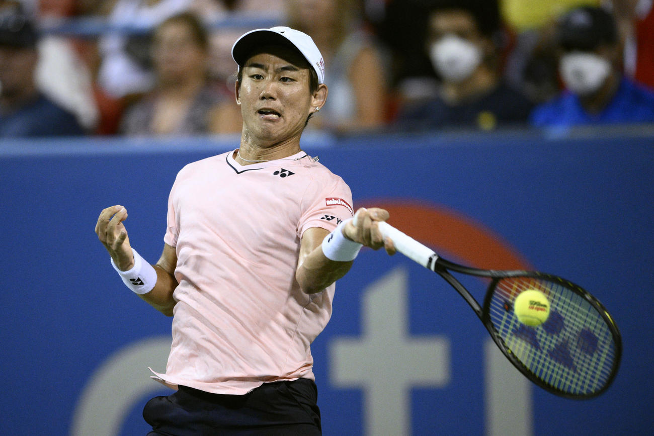 シティ・オープン準決勝　リターンを返す西岡良仁（AP）