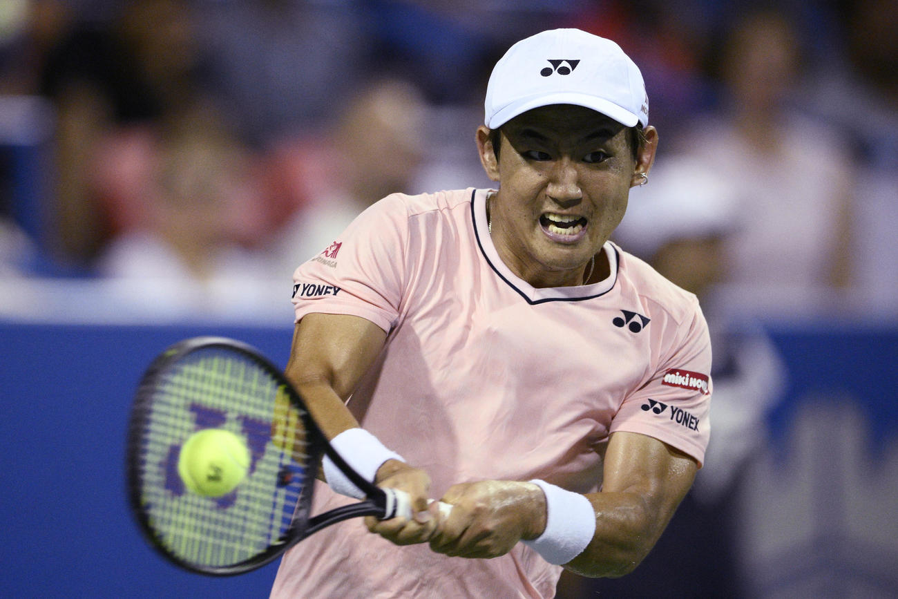シティ・オープン準決勝  リターンショットを打つ西岡良仁 （AP）
