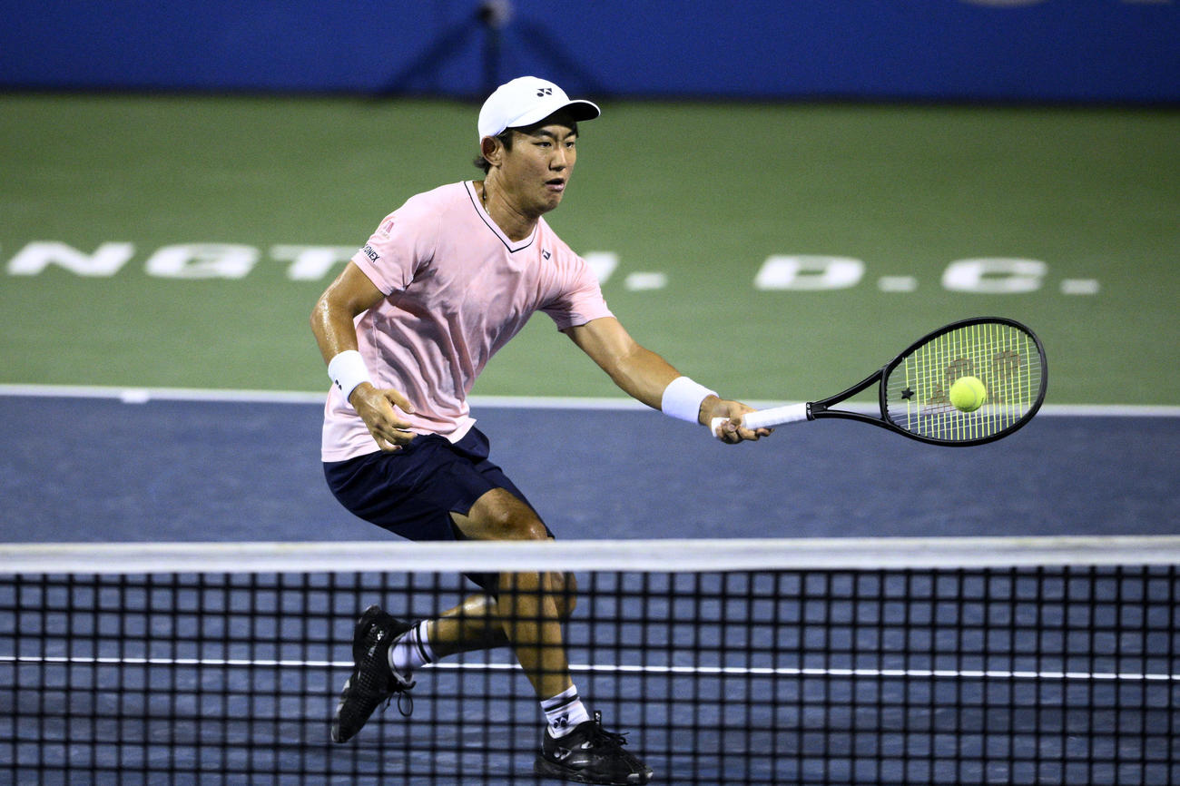 シティ・オープン準決勝  ボレーを打つ西岡良仁 （AP）