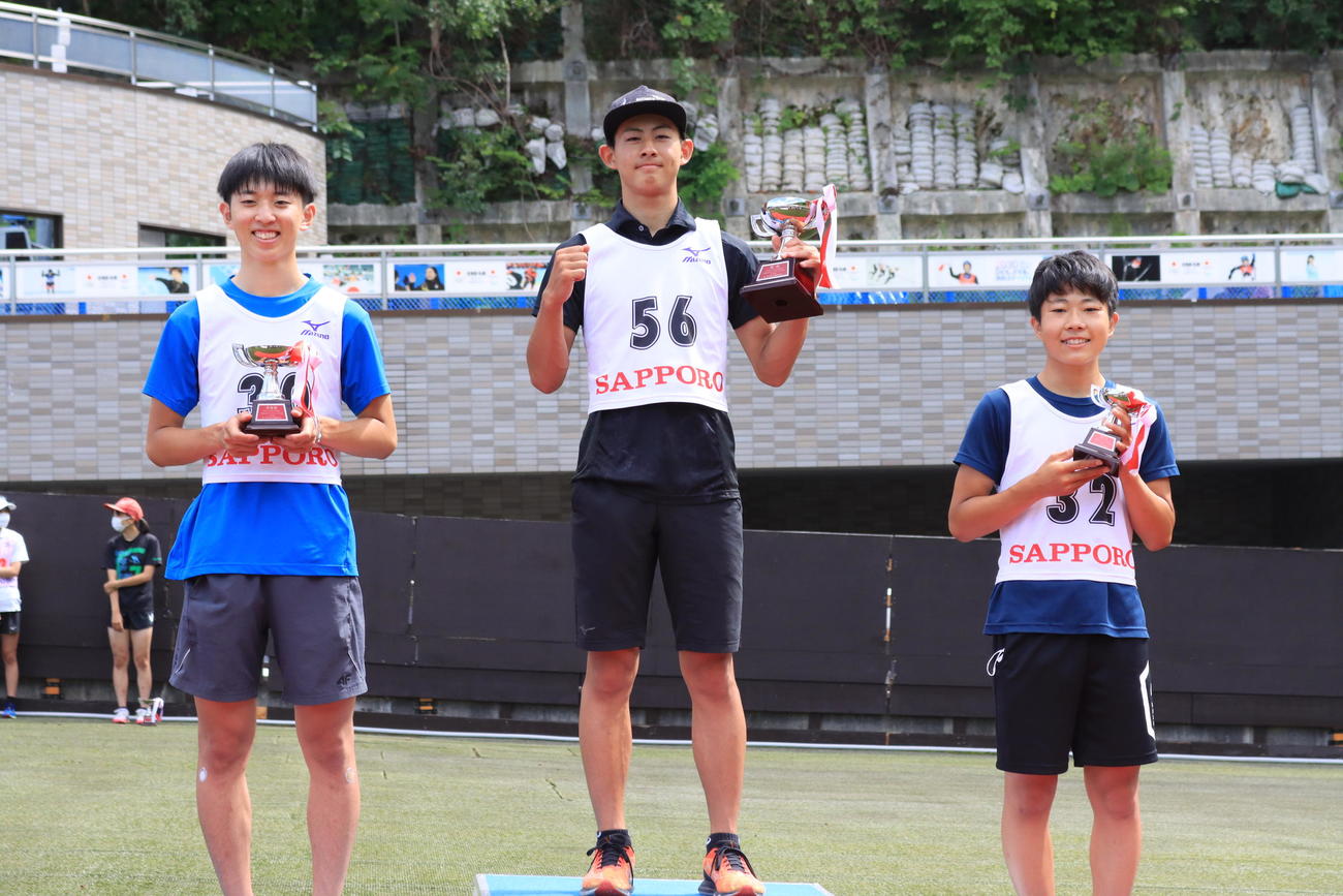 少年組で優勝した坂野（中央）。左は2位中村、右は3位西田（撮影・保坂果那）