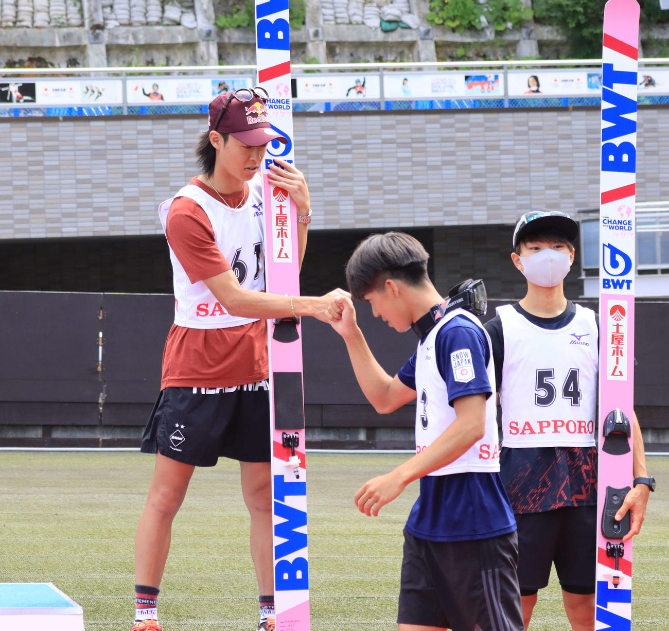 3位小林陵（左）は優勝した二階堂（中央）とグータッチする（撮影・保坂果那）