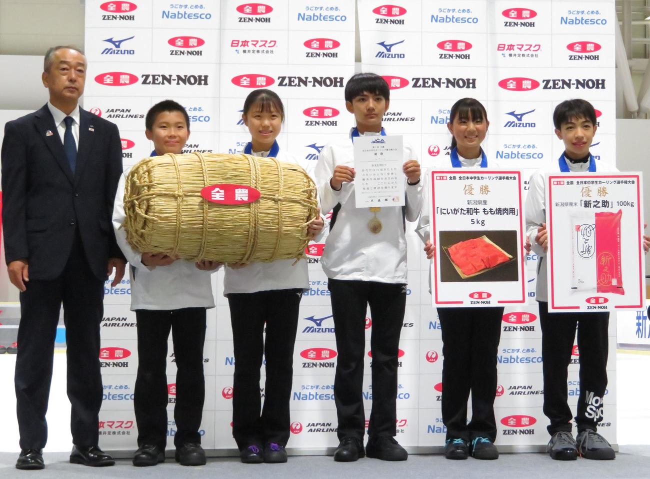JA全農から贈呈された副賞を手にする、いわてCAの選手たち（撮影・峯岸佑樹）
